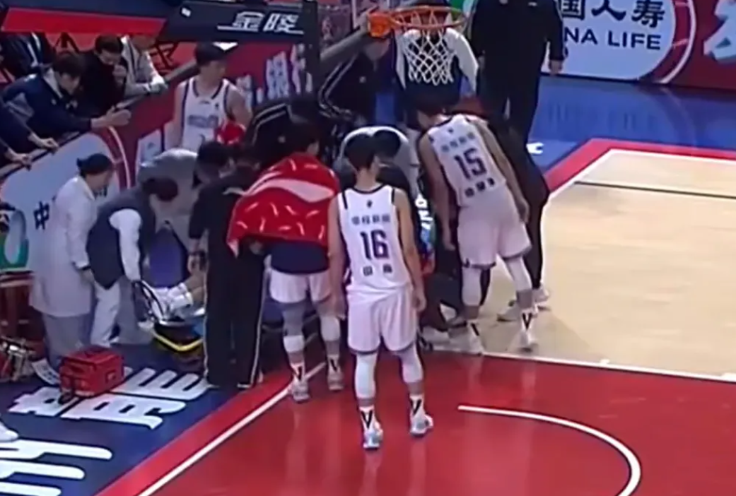 世界杯手机观看-脖子扭伤！CBA广告牌又伤一人，需要做出改变！