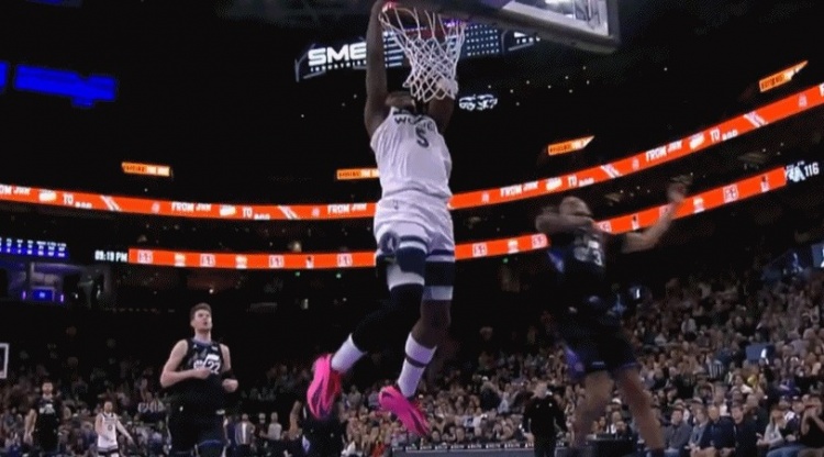 世界杯高清直播-挺身而出！爱德华兹防守端干扰对方三分 反击折叠暴扣2+1打回悬念